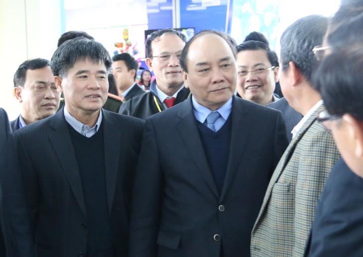 Deputi PM Vietnam, Nguyen Xuan Phuc  memeriksa pekerjaan menjamin keamanan di bandara Noi Bai - ảnh 1