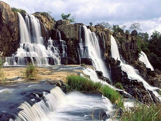 Jaringan air terjun yang megah di provinsi Lam Dong - ảnh 1