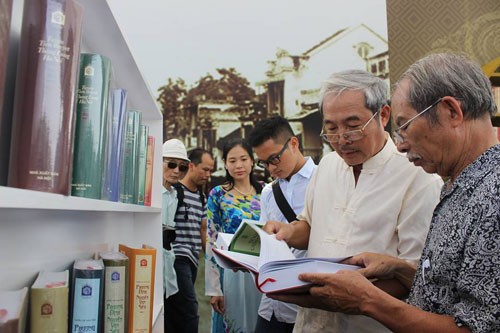 “Jalan buku  Musim Semi – tahun 2016” meninggalkan kesan yang jelas  terhadap warga kota Hanoi - ảnh 1