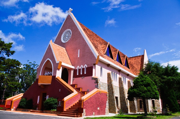 Keindahan arsitektur  Gereja Con Ga  dan Gereja Ibu Maria di kota Da Lat - ảnh 3