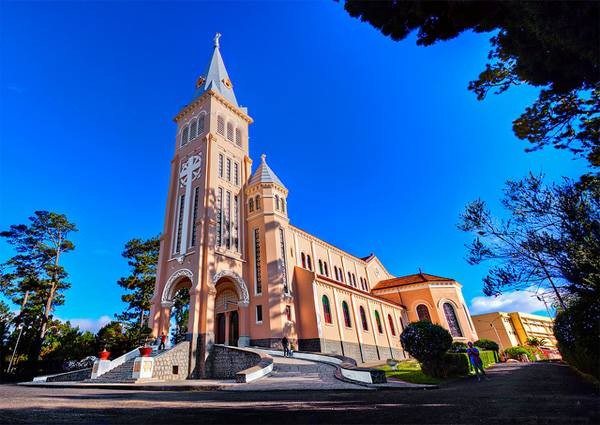 Keindahan arsitektur  Gereja Con Ga  dan Gereja Ibu Maria di kota Da Lat - ảnh 1