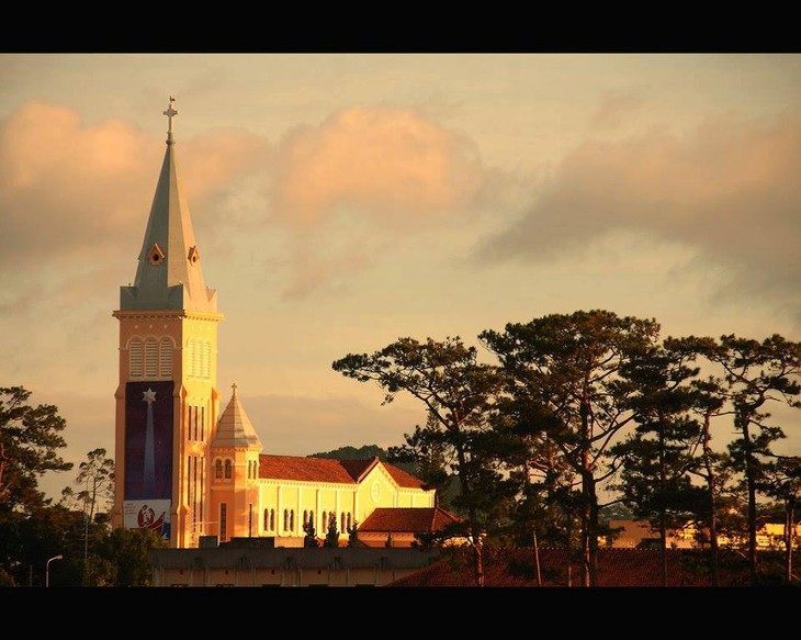 Keindahan arsitektur  Gereja Con Ga  dan Gereja Ibu Maria di kota Da Lat - ảnh 2