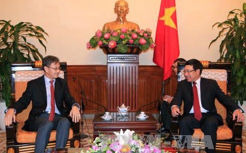 Deputi PM, Menlu Vietnam, Pham Binh Minh menerima Dubes Laos dan Singapura - ảnh 1