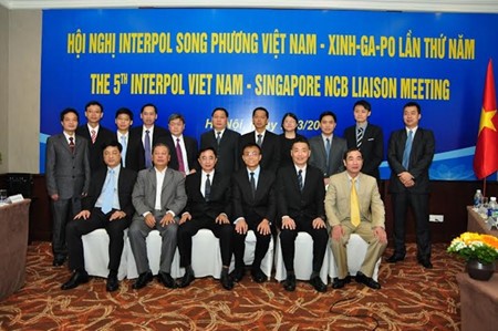 Mendorong kerjasama dalam perjuangan memberantas kriminalitas antara Interpol Vietnam dan Singapura - ảnh 1