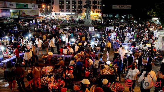 Pasar malam di  kota Da Lat - kebudayaan daerah dataran tinggi Tay Nguyen - ảnh 1