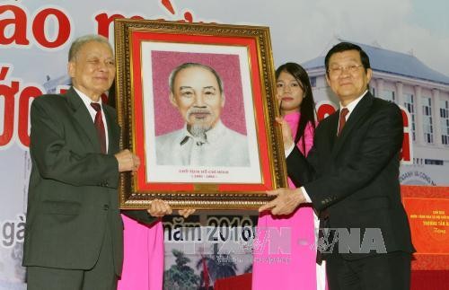 Presiden Truong Tan Sang  mengunjungi  Universitas  Bisnis dan Teknologi Hanoi - ảnh 1