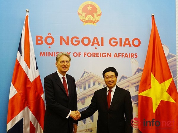 Deputi PM, Menlu Vietnam, Pham Binh Minh mengadakan pembicaraan dengan Mernlu Inggeris, Philip Hammond - ảnh 1