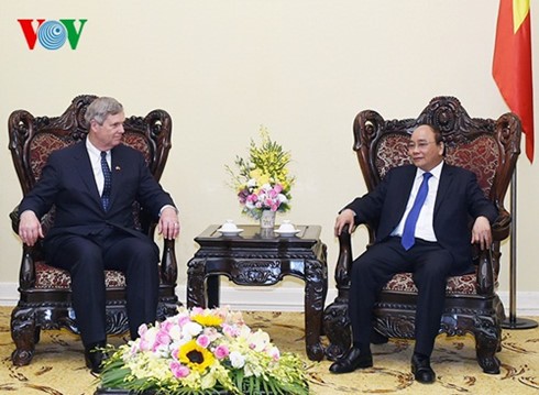 PM Nguyen Xuan Phuc  menerima Menteri Pertanian AS, Thomas Vilsack - ảnh 1