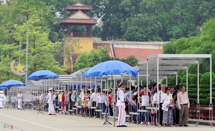 Ribuan orang  berziarah kepada Mousolium Presiden Ho Chi Minh - ảnh 1