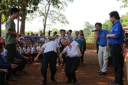 Sangat memperhatikan   lapangan kerja  yang berkesinambungan bagi kaum pemuda - ảnh 1