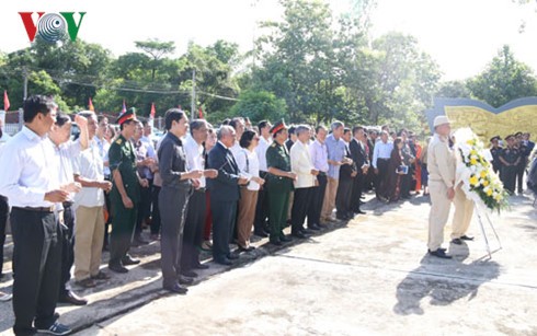 Membakar hio  di makam para martir  pasukan koalisi Laos-Vietnam - ảnh 1