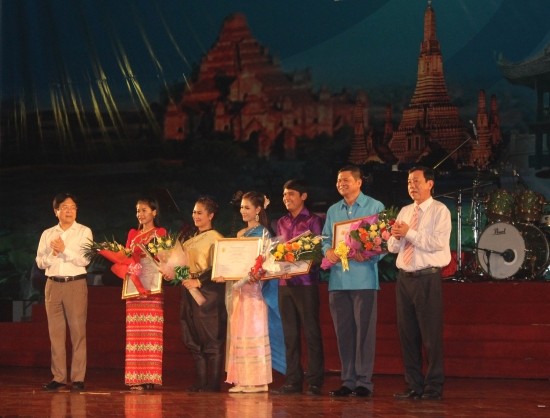 Penutupan Festival Kesenian lima negara Vietnam, Laos, Kamboja, Myanmar dan Thailand-tahun 2016 - ảnh 1