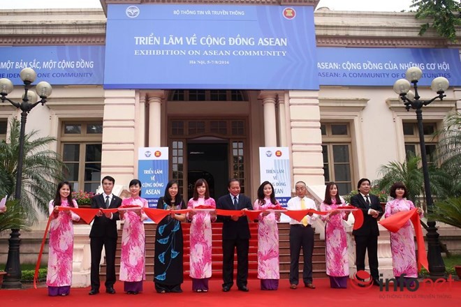 Pameran tentang Komunitas  ASEAN yang mengarah ke satu komunitas yang damai, stabil dan bekerjasama - ảnh 1