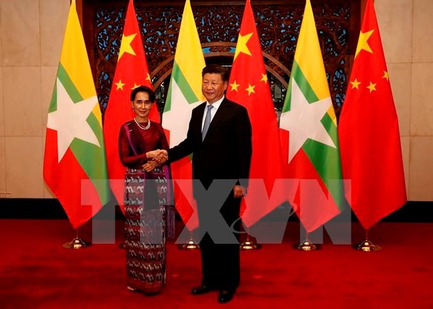 Presiden Tiongkok, Xi Jinping mengadakan pembicaraan dengan penasehat Negara Myanmar, San Suu Kyi - ảnh 1