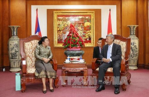 Rakyat Laos merasa bangga tentang kemenangan dan prestasi yang dicapai oleh Vietnam selama 71 tahun ini - ảnh 1