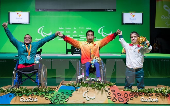 Atlet angkat besi Le Van Cong memecahkan rekor dunia di Paralympic - 2016 - ảnh 1