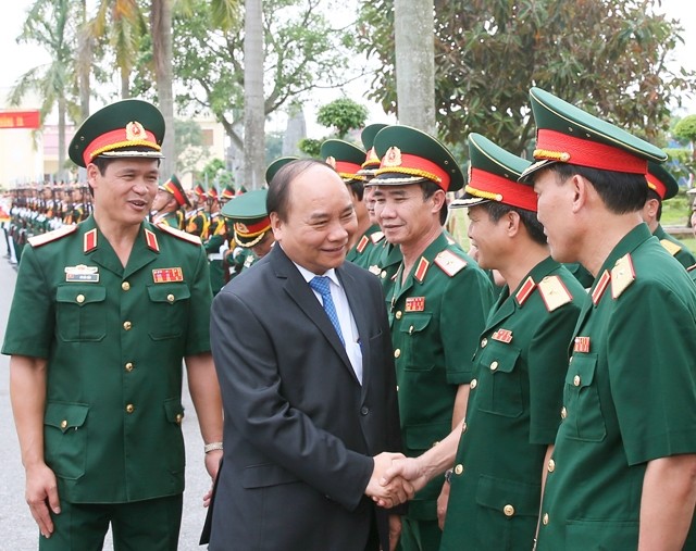 PM Vietnam, Nguyen Xuan Phuc melakukan kunjungan kerja di Markas Komando Daerah Militer III - ảnh 1