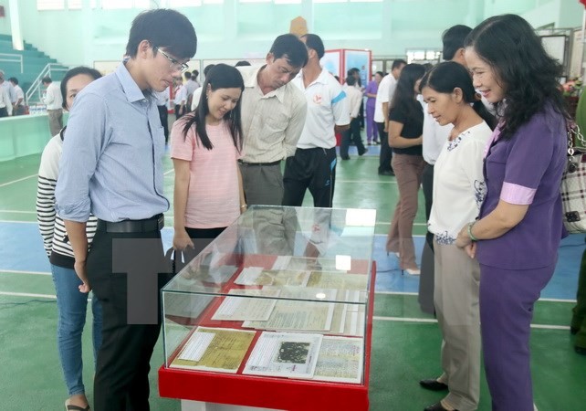 Provinsi Da Nong memamerkan dokumen-dokumen tentang kedaulatan Vietnam terhadap dua kepulauan Hoang Sa dan Truong Sa - ảnh 1