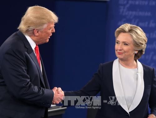 Hillary Clinton mempertahankan kesenjangan yang  aman terhadap Donald Trump - ảnh 1