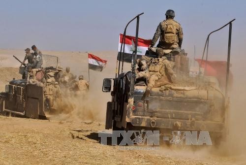 Pasukan koalisi melakukan serangan udara, merusak  jembatan suplai bantuan IS di Mosul - ảnh 1