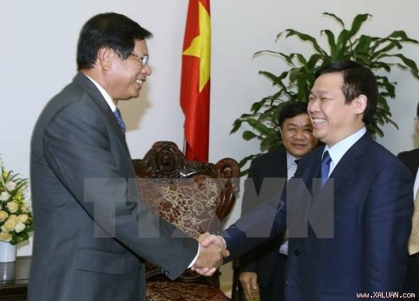 Deputi PM Vietnam,Vuong Dinh Hue menerima Kepala Institut Penelitian Ekonomi Nasional Laos, Bouasone Bouphavanh - ảnh 1