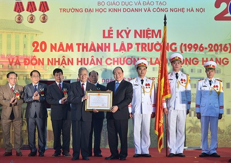 PM Vietnam, Nguyen Xuan Phuc menghadiri upacara peringatan ultah ke-20 berdirinya  Sekolah Tinggi  Bisnis dan Teknologi  Hanoi - ảnh 1