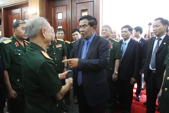 PM Kamboja Samdech Hunsen mengadakan pertemuan dengan veteran perang dari pasukan   sukarela Vietnam - ảnh 1