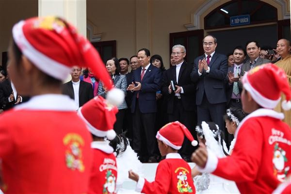 Mengucapkan selamat kepada para pemuka agama dan para warga Katolik sehubungan dengan perayaan HariNatal  - ảnh 1