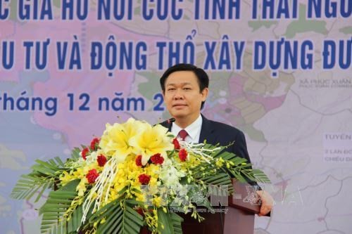 Deputi PM Vuong Dinh Hue menghadiri upacara memulai pembangunan dua  proyek titik berat di provinsi Thai Nguyen - ảnh 1