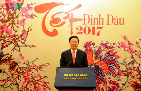 Deputi PM, Menlu Vietnam, Pham Binh Minh  mengadakan pertemuan dengan  kantor-kantor pemberitaan Vietnam sehubungan dengan  Tahun Baru Tradisional Imlek-2017 - ảnh 1