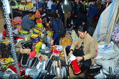 Datang ke pasar Vieng  Nam Dinh membeli kemujuran dan memohon hal-hal  yang baik - ảnh 2