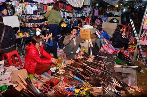 Datang ke pasar Vieng  Nam Dinh membeli kemujuran dan memohon hal-hal  yang baik - ảnh 4