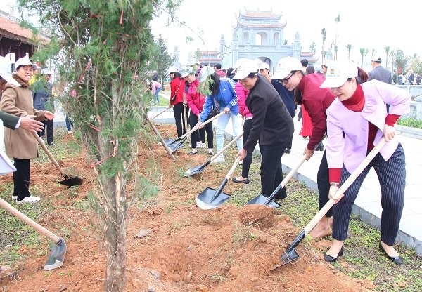 Melestarikan hutan  dan menanam phohon menjadi kebiasaan dan  cara hidup dari orang Vietnam - ảnh 1