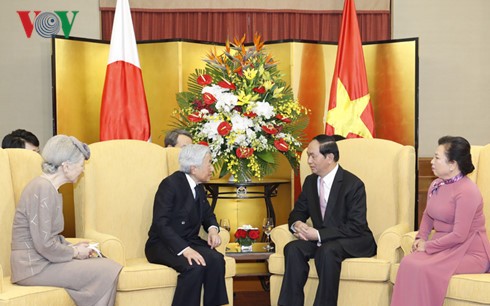 Kaisar Jepang dan Permaisuri  meninggalkan kota Hanoi mengunjungi kota Hue - ảnh 1