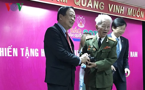 Upacara pemberian  benda-benda kepada  Museum Pers Vietnam - ảnh 1