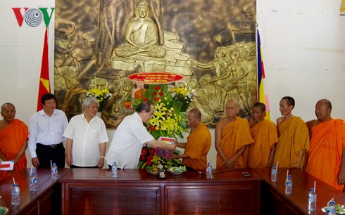 Ketua Pengurus Besar Front Tanah Air Vietnam, Nguyen Thien Nhan mengunjungi dan mengcapkan selamat Hari Raya Tahun Baru Tradisional Chol Chnam Thmay di provinsi Tra Vinh - ảnh 1