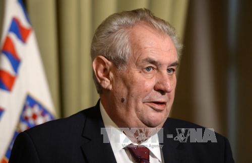 Pers  Czech  meliput berita tentang kunjungan Presiden  Milos  Zeman  di Vietnam - ảnh 1