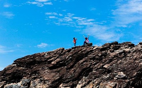 Banyak ilmuwan mengusulkan agar daerah pantai dan daerah laut dan pulau di kabupaten  Nui Thanh, provinsi Quang Nam  sebagai pusaka geologi regional. - ảnh 1