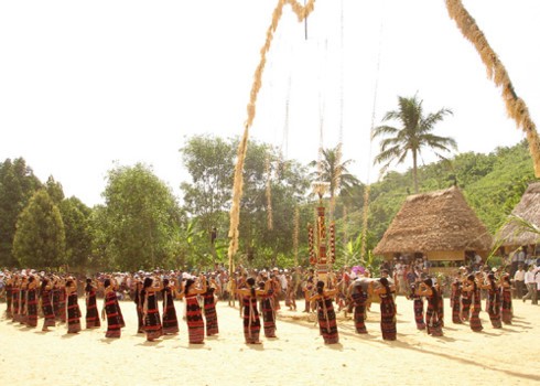 Ruang rumah Guol yang hidup-hidup dari warga  etnis minoritas Co Tu di desa A Roh,  kecamatan Lang, kabupaten Tay Giang, provinsi Quang Nam - ảnh 2