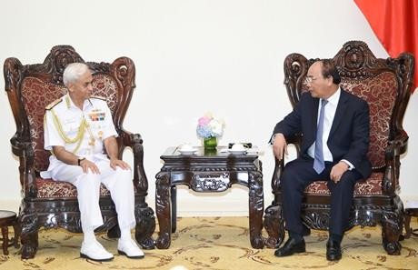 PM Vietnam, Nguyen Xuan Phuc  menerima Ketua Komite Kepala Staf merangkap Panglima Angkatan Laut  India, Sunil Lanba - ảnh 1