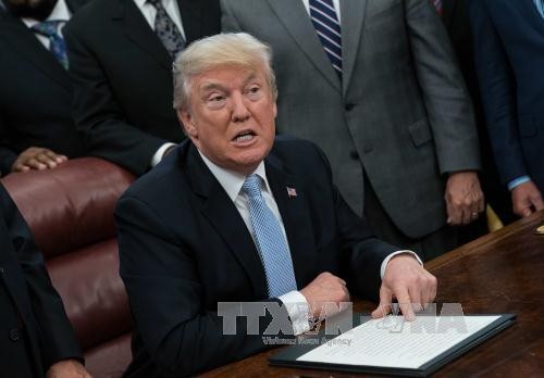 Presiden AS, Donald Trump  mengumumkan prioritas-prioritas primer dalam kebijakan migran - ảnh 1