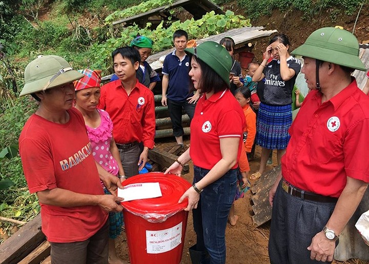 Aktivitas mengumpulkan derma untuk membantu warga mengatasi kerugian  karena hujan dan banjir - ảnh 1