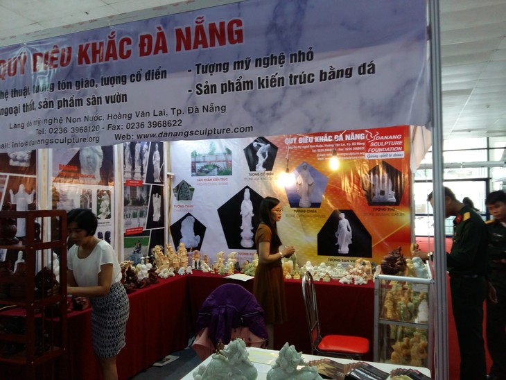 Enam negara berpartisipasi pada pekan raya  internasional suvenir  barang kerajinan tangan artistik Hanoi - ảnh 1