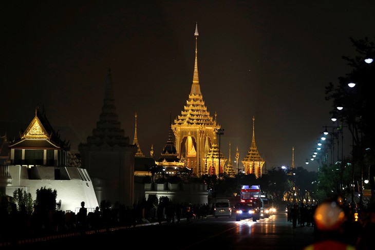 Upacara kremasi alamarhum Raja Bhumibol Adulyadej berlangsung  secara khidmat dan mengharukan - ảnh 1