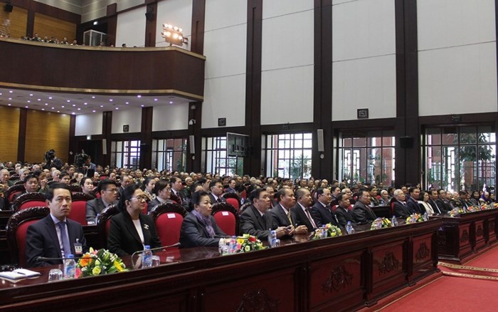 Sekjen, Presiden Laos, Bounnhang Vorachith bertemu dengan  mantan prajurit sukarela dan pakar Vienam di Laos dan generasi muda dua negeri - ảnh 1