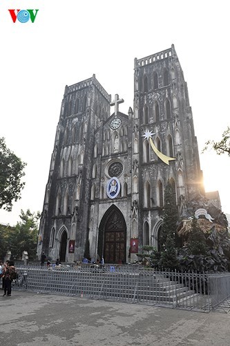 Mengunjungi gereja-gereja di kota Ha Noi pada musim Natal - ảnh 1