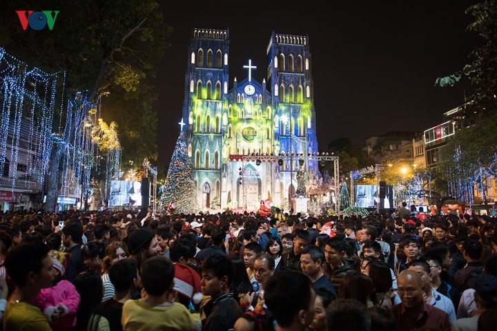 Mengunjungi gereja-gereja di kota Ha Noi pada musim Natal - ảnh 2