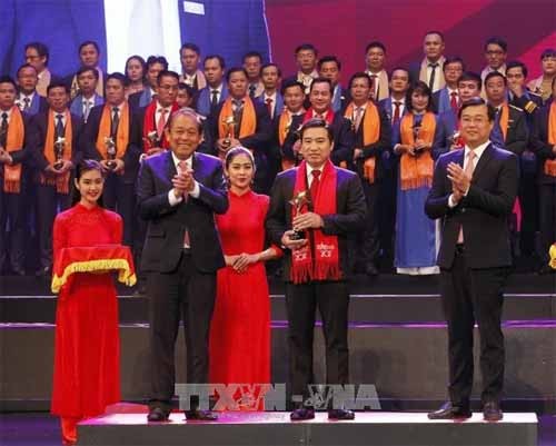 Memberikan  penghargaan Bintang Merah-Wirausaha muda Vietnam tipikal tahun 2017 - ảnh 1