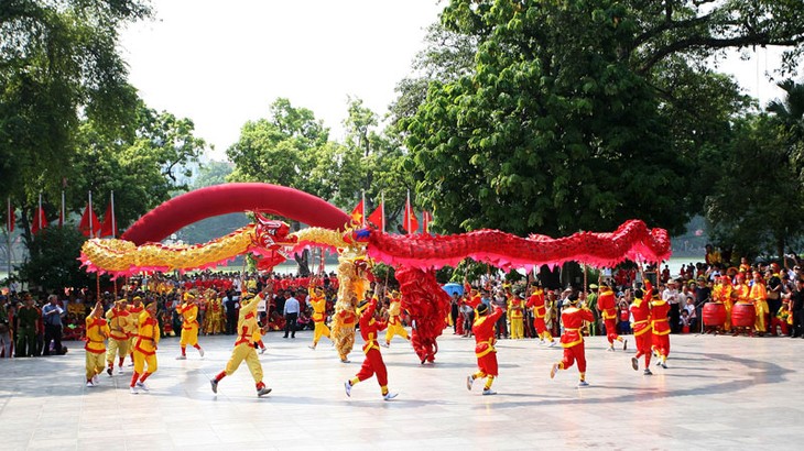 Kota Hanoi mengadakan aktivitas-aktivitas kebudayaan dan kesenian sehubungan dengan Hari Raya Tet 2018 - ảnh 1