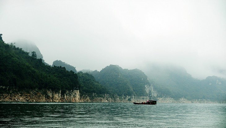 Thung Nai-Teluk Ha Long di tengah-tengah gunung dan hutan di daerah Tay Bac - ảnh 1